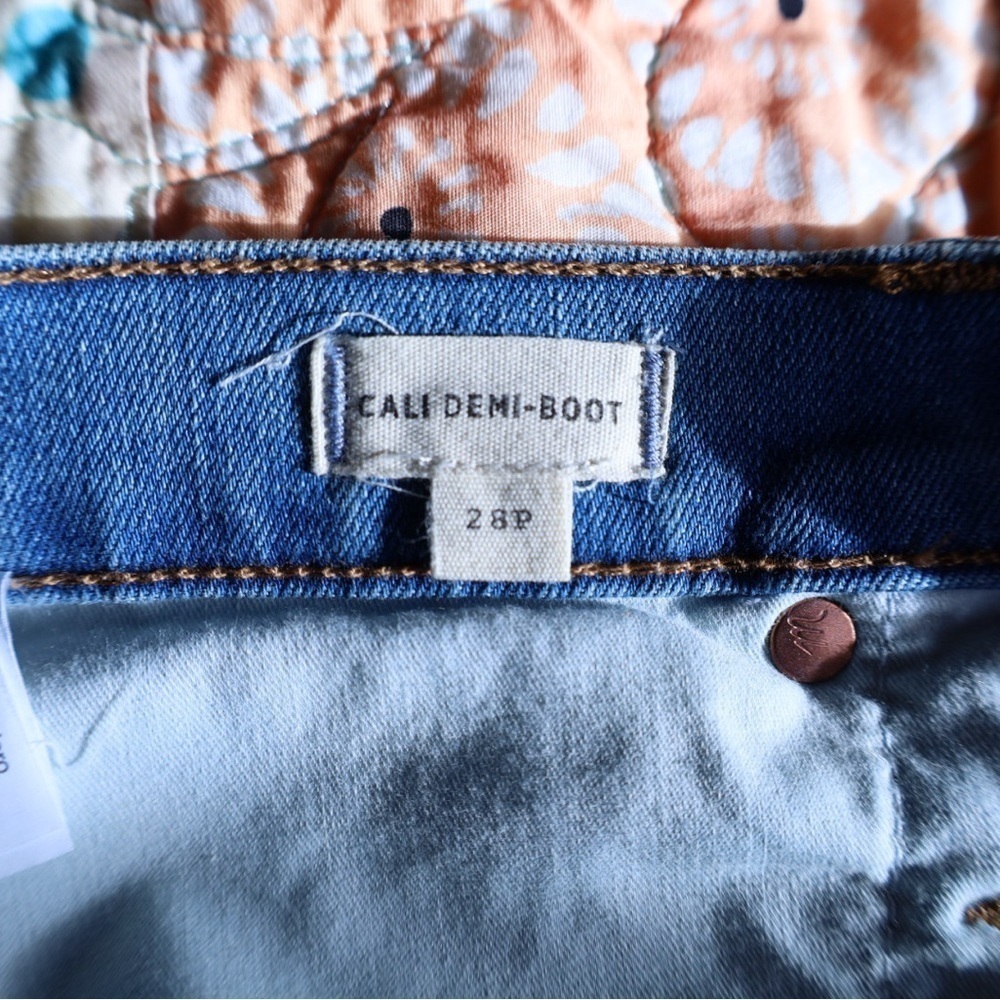 Madewell Petite Cali Demi-Boot Jeans in Bess Wash: Button-Front Edition Size 28 - Picture 10 of 11